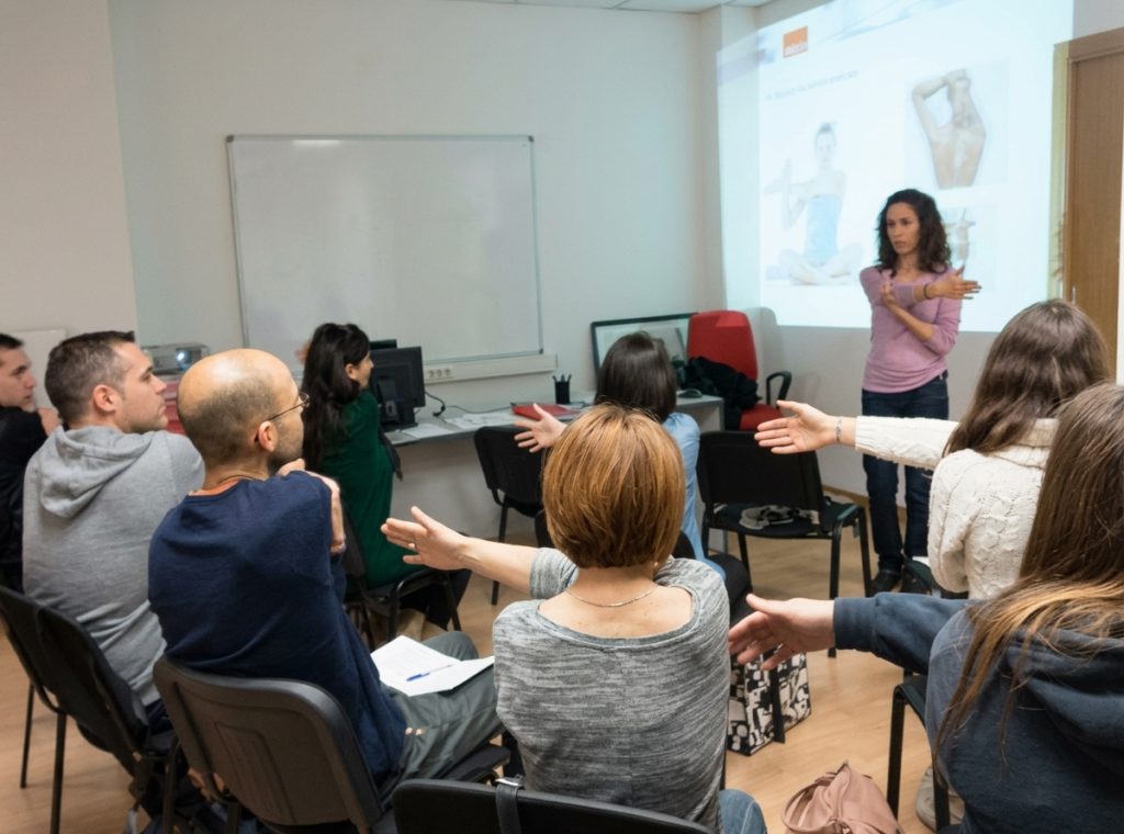 Fisioterapeuta impartiendo una formación de ergonomía y pausas activas a un equipo de oficina